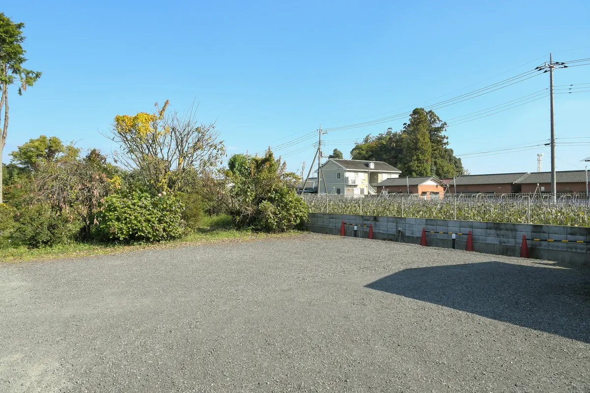 院の前の広い駐車場