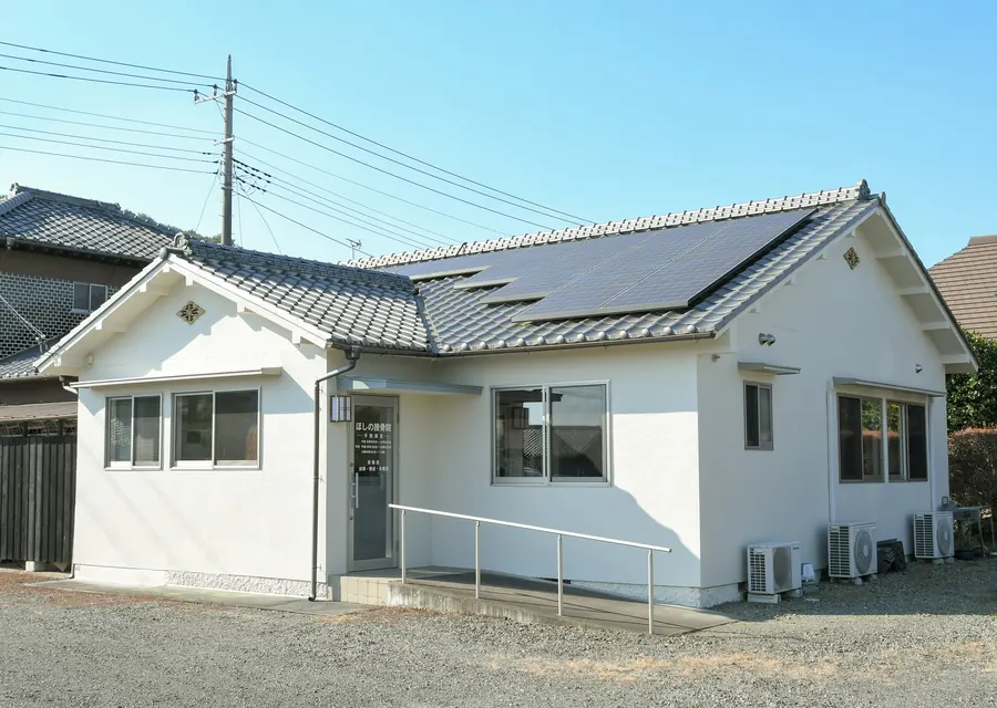 院の前の広い駐車場