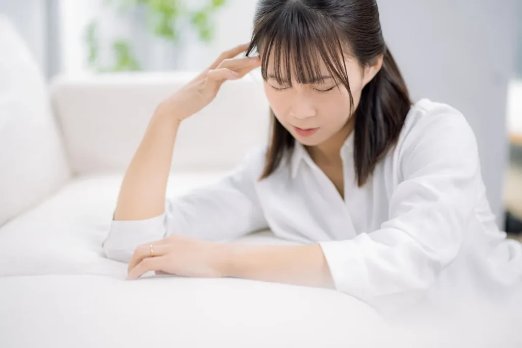 頭痛とストレスを抱えて悩む疲れた女性の体調不良