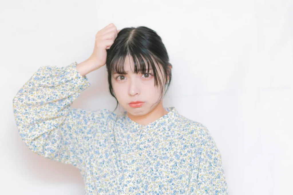 頭痛で機嫌が悪い女性